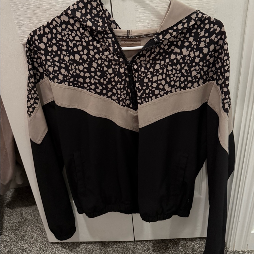 Windbreaker jacket with hood and side pockets